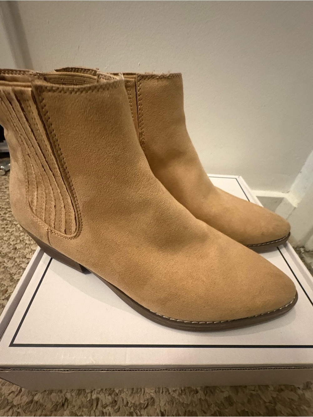 Universal Thread Women's Tan Suede Chelsea Style Boots, 9.5